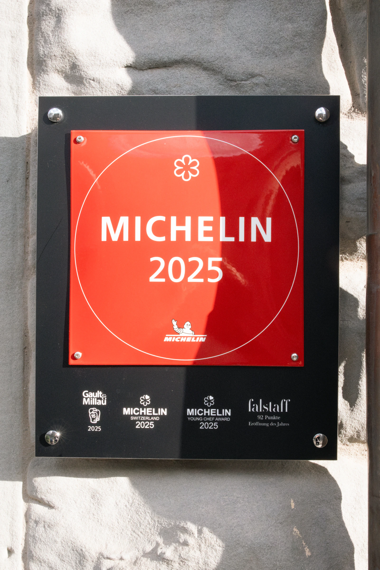The Michelin 2025 plaque on the wall outside